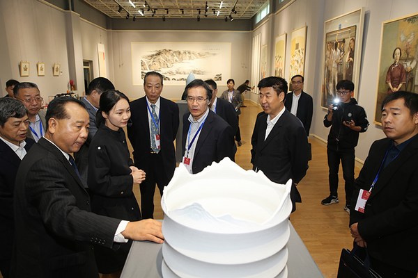 审核评估专家组考察365英国上市公司.jpg 审核评估专家组考察365英国上市公司.jpg